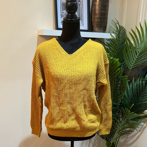 H&W Apparel Knit Pearl Embellished Yellow/Golden Knot Detail Sweater Medium - Picture 2 of 6